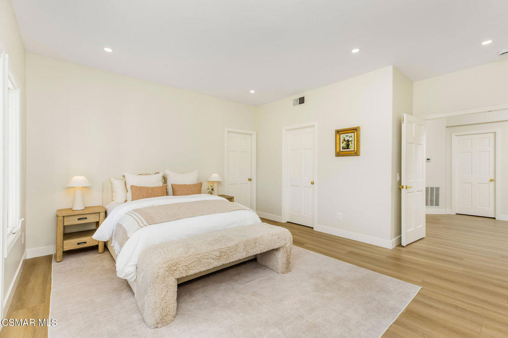 930 Ravensbury Street