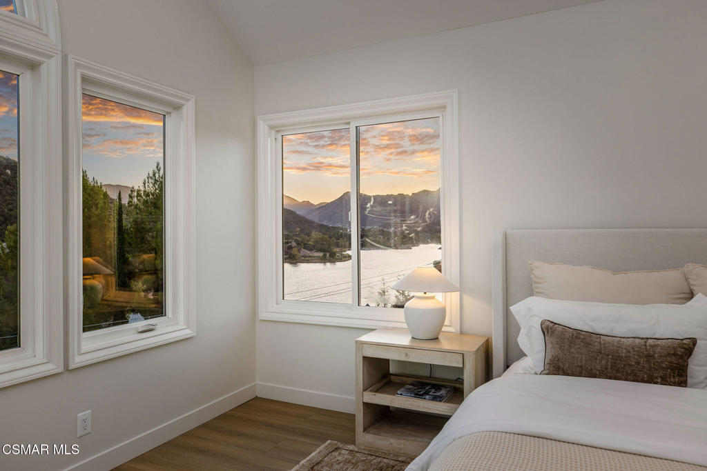 930 Ravensbury Street