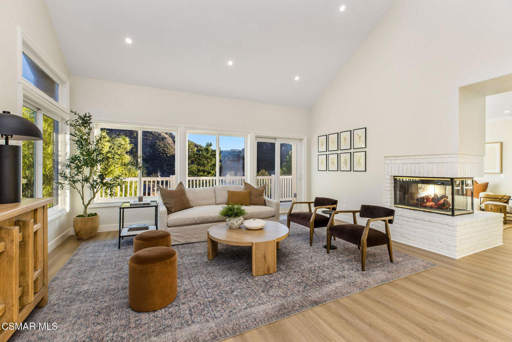 930 Ravensbury Street