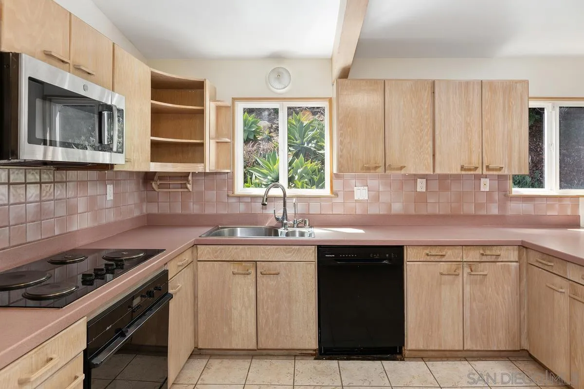 4909 Pacifica Dr