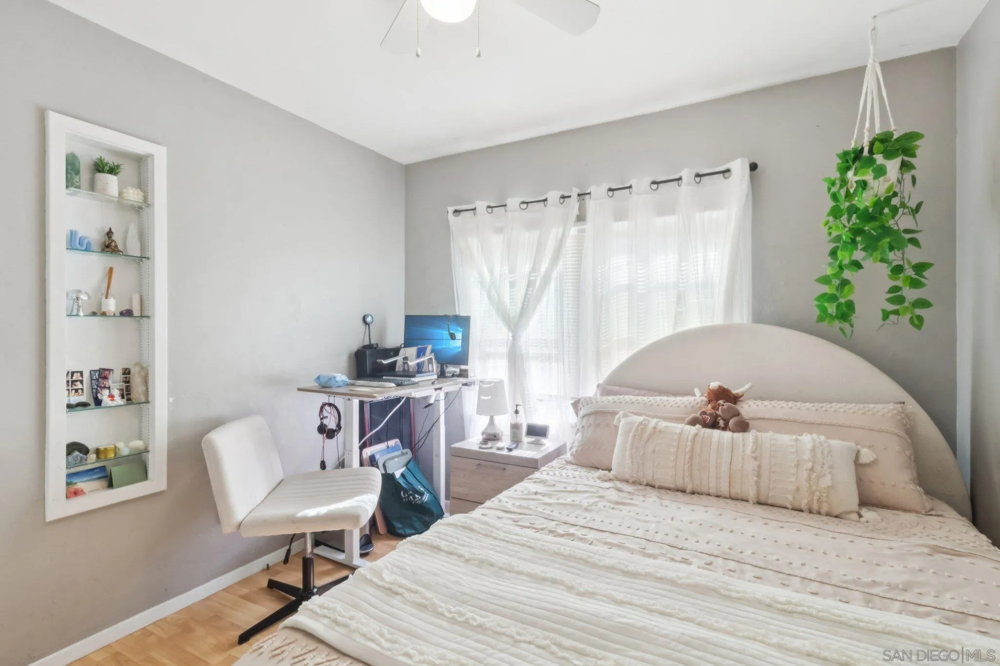 819-21 Tourmaline St