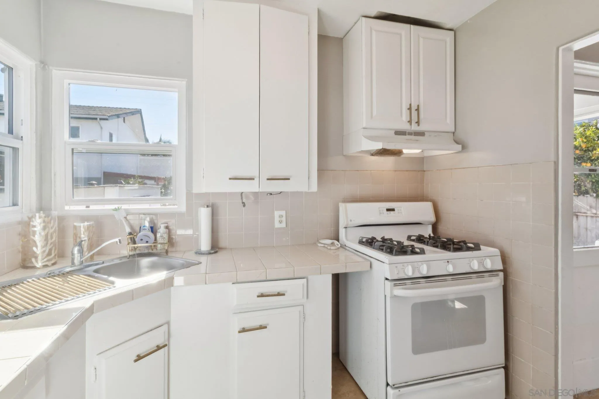 819-21 Tourmaline St