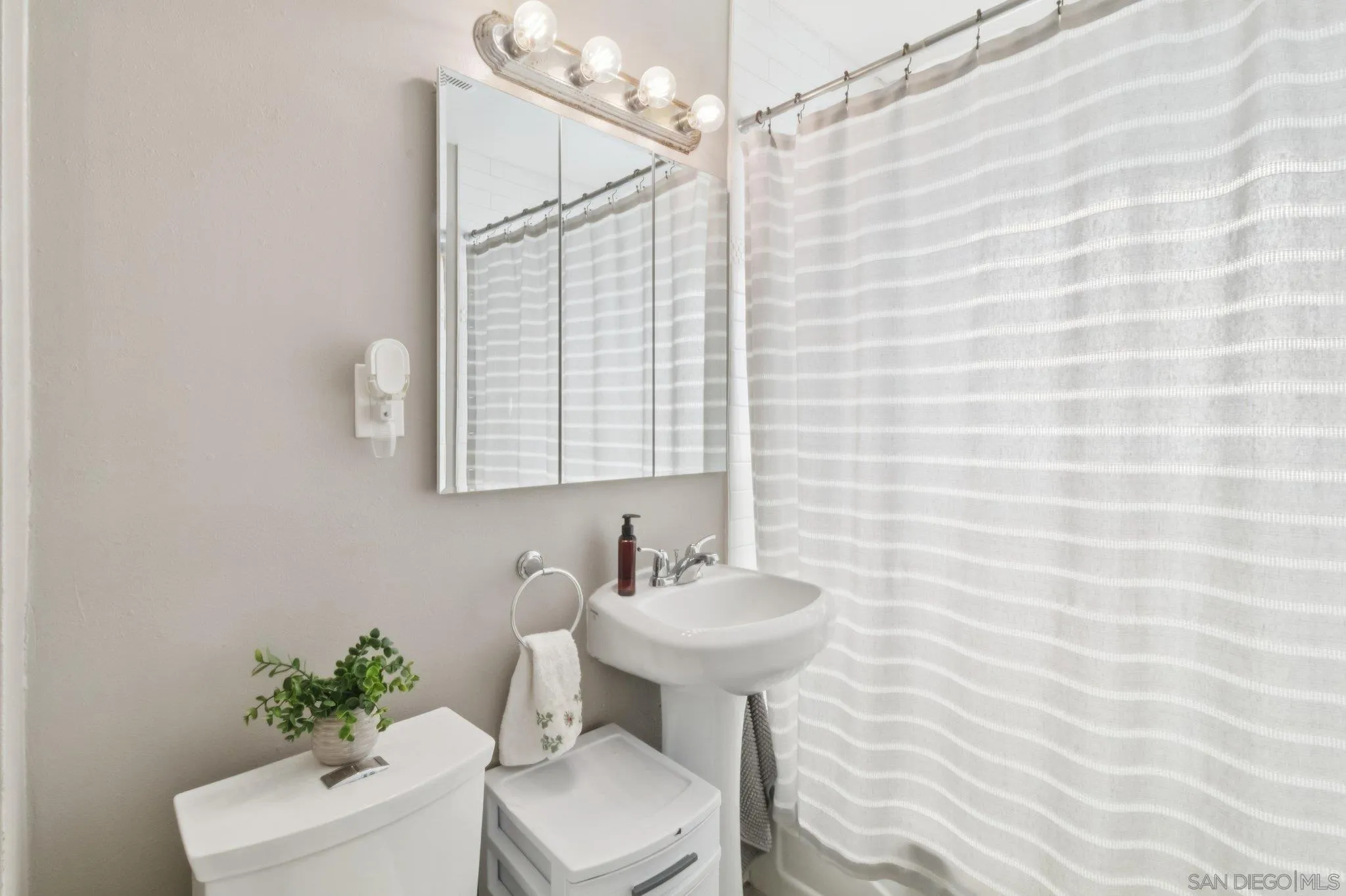 819-21 Tourmaline St