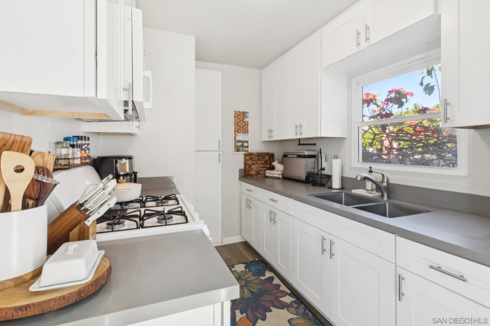 819-21 Tourmaline St