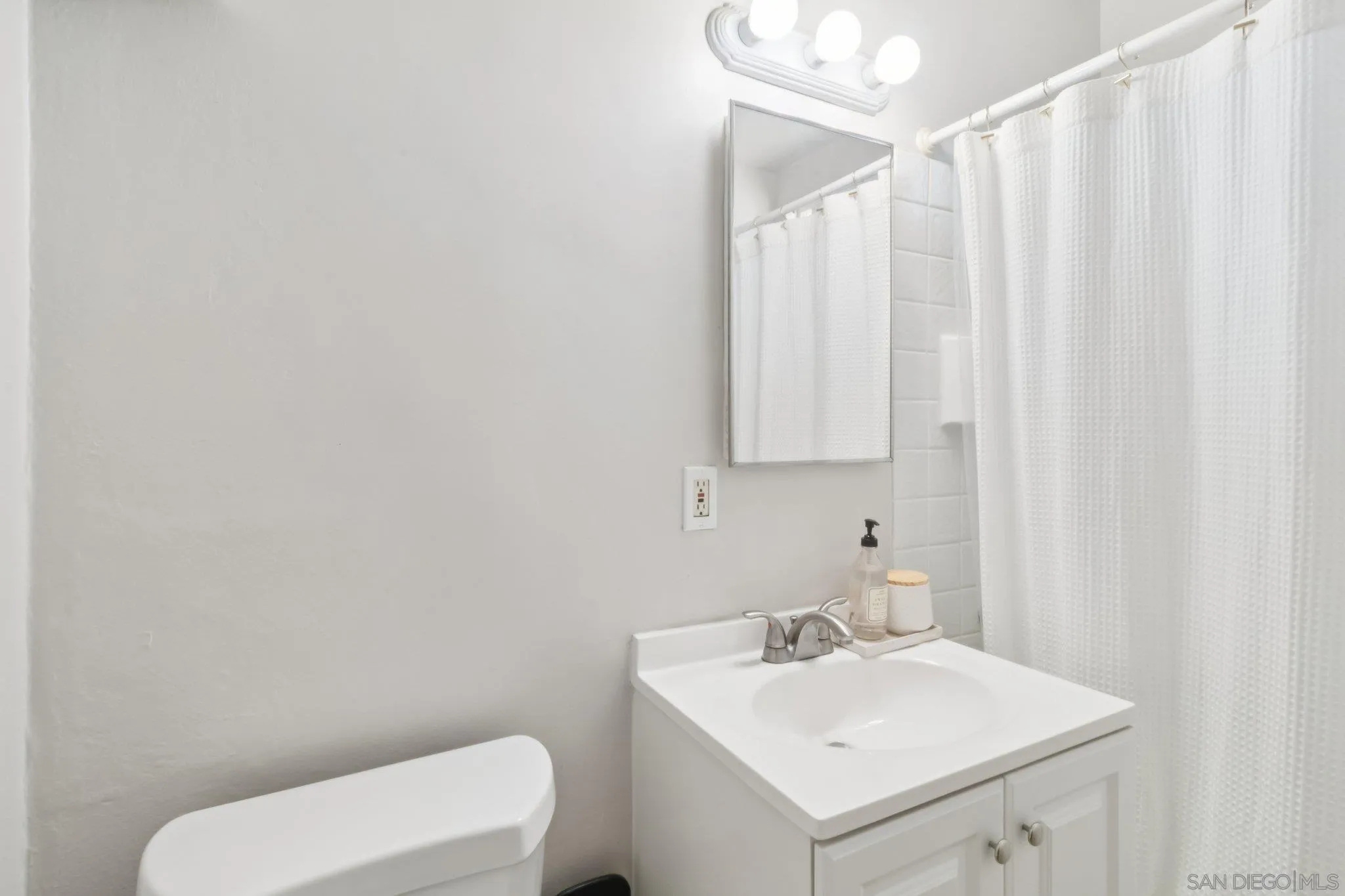 819-21 Tourmaline St