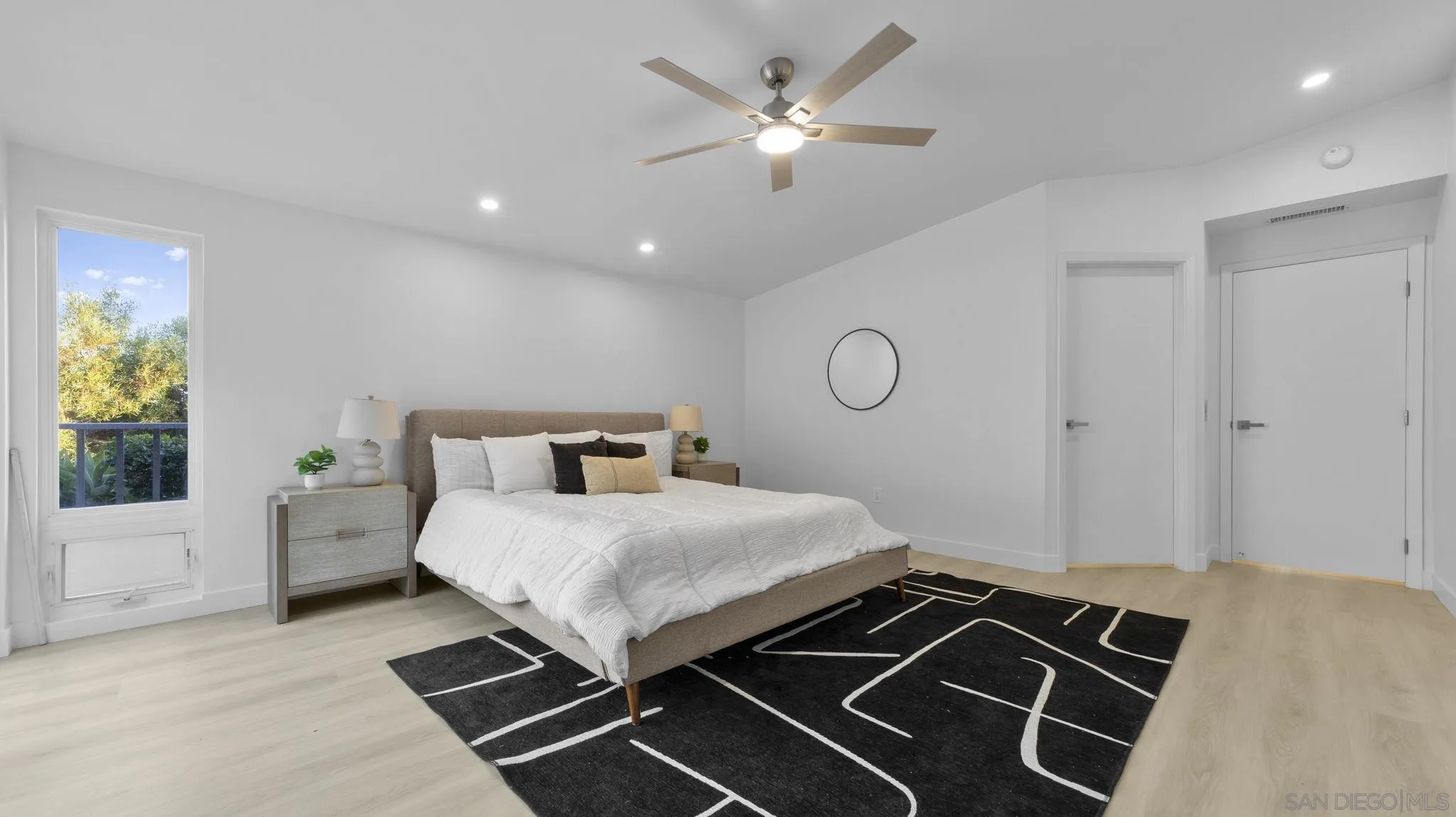 4909 Pacifica