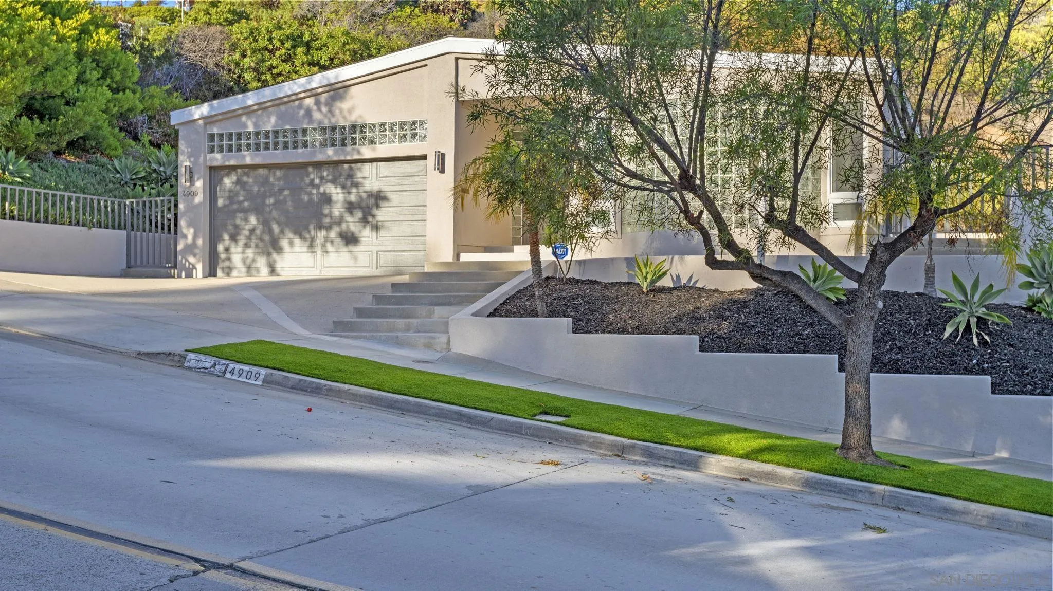 4909 Pacifica