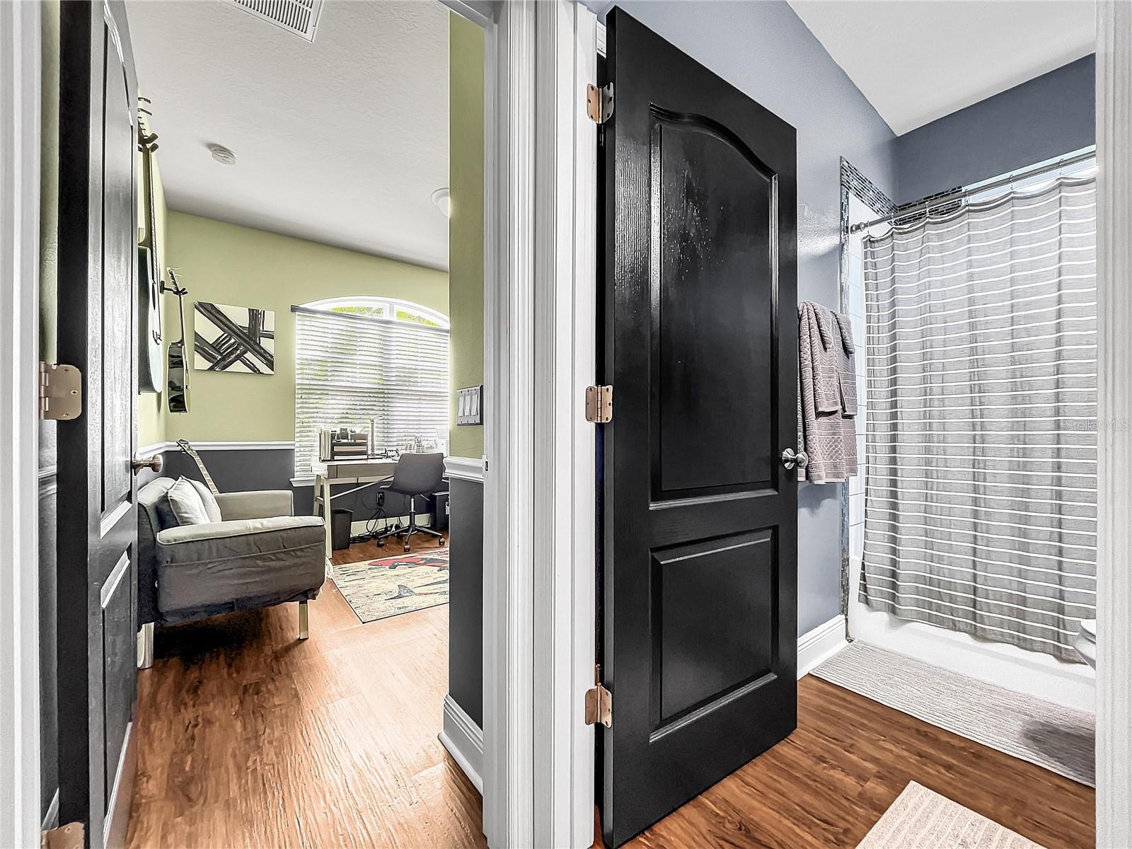 7973 CAMDEN WOODS DR