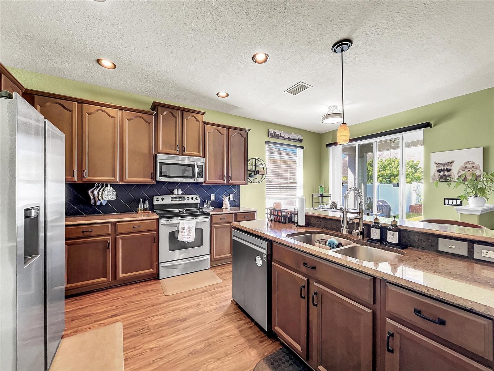 7973 CAMDEN WOODS DR