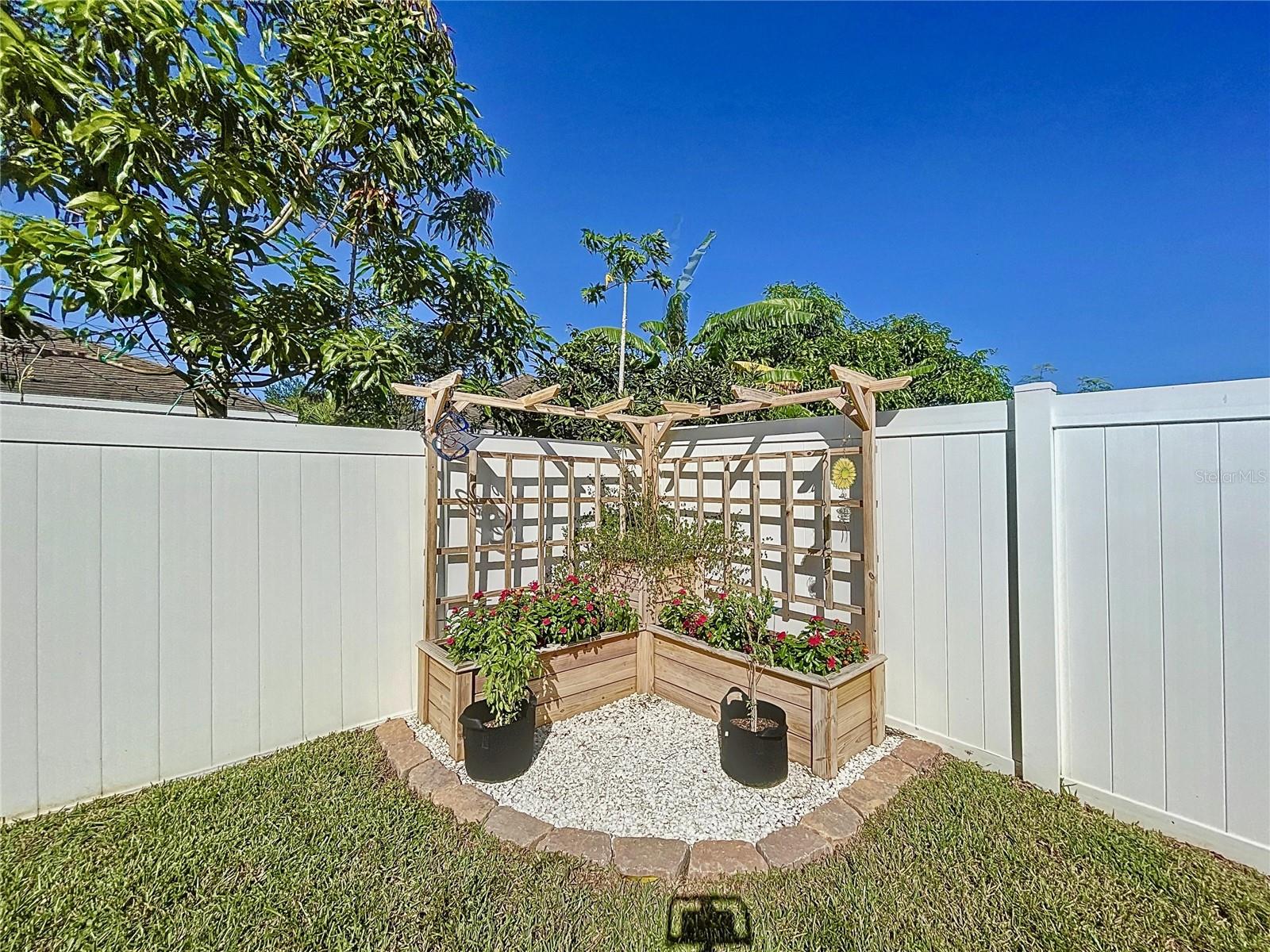 7973 CAMDEN WOODS DR