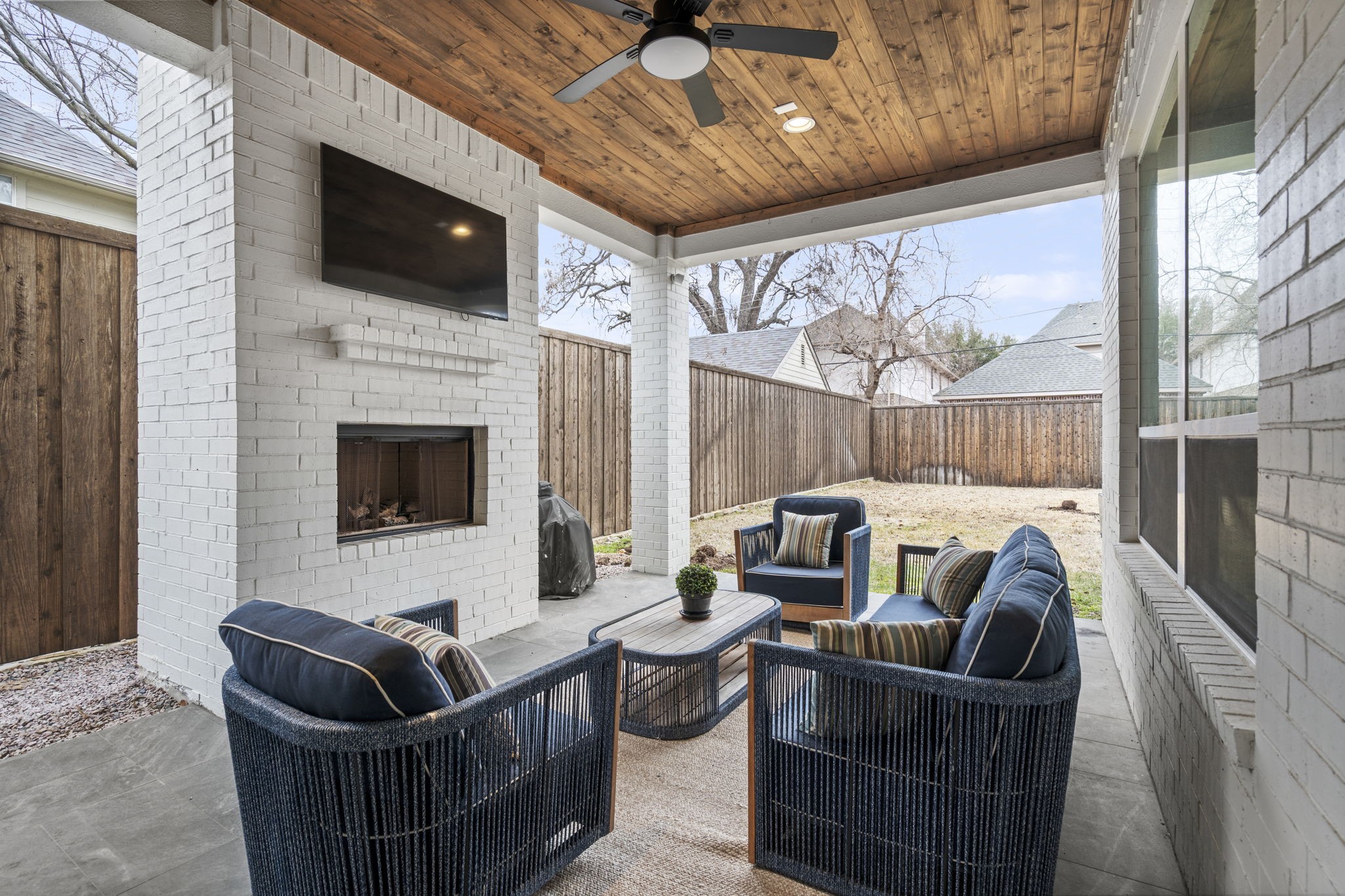 6127 Lakeshore Drive