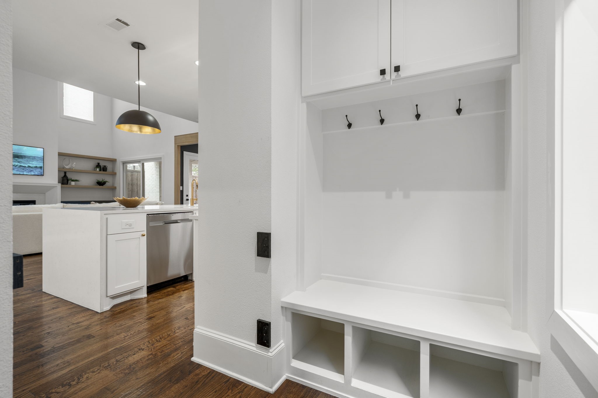6127 Lakeshore Drive