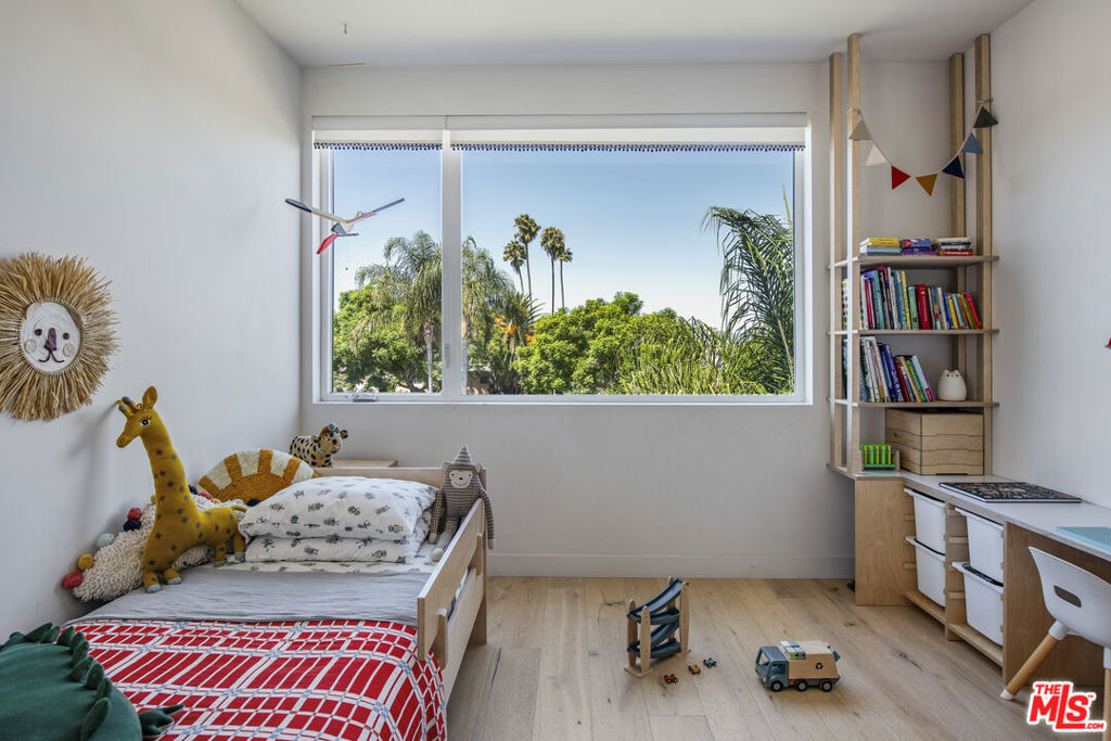 2927 S Cloverdale Avenue