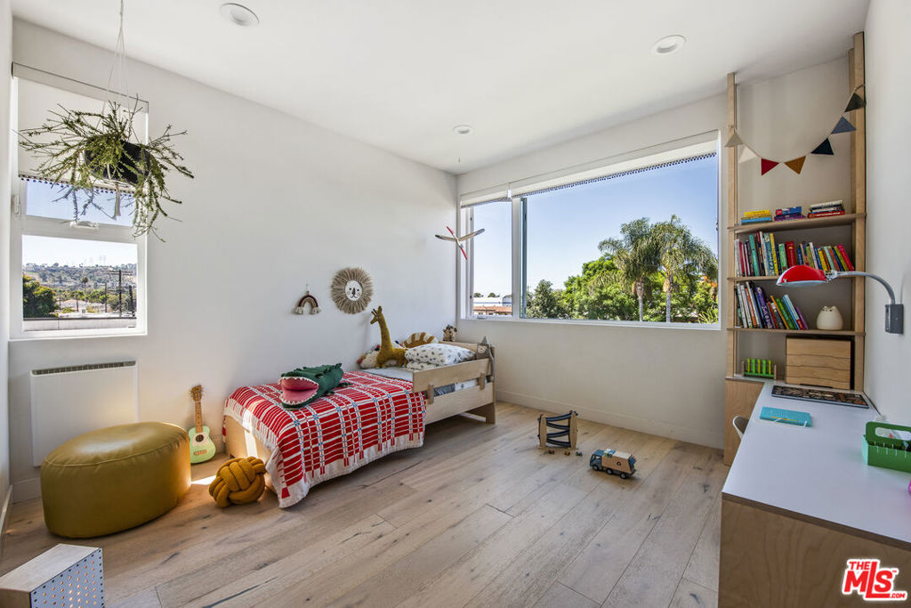 2927 S Cloverdale Avenue