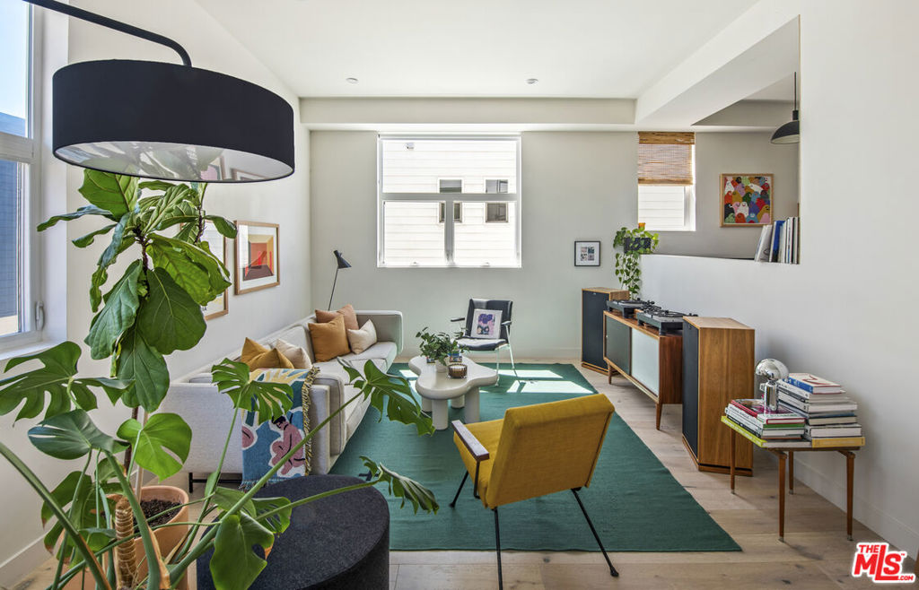 2927 S Cloverdale Avenue