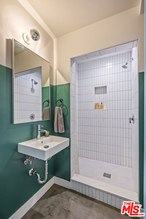 2927 S Cloverdale Avenue