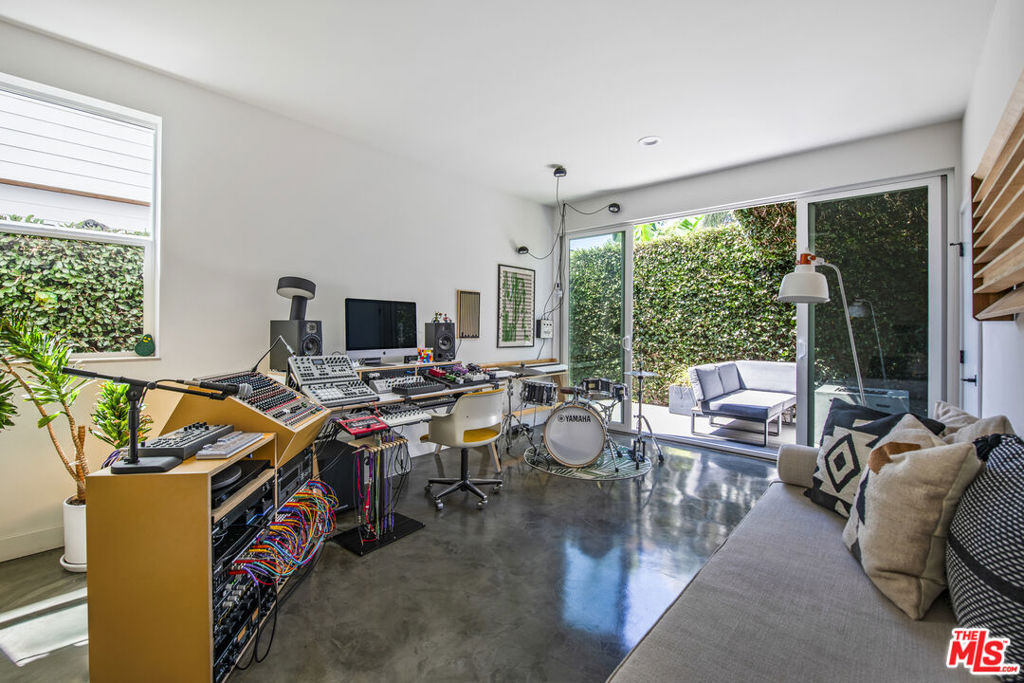 2927 S Cloverdale Avenue