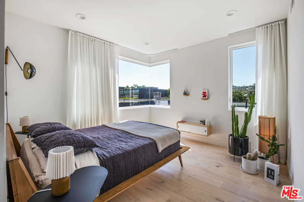 2927 S Cloverdale Avenue