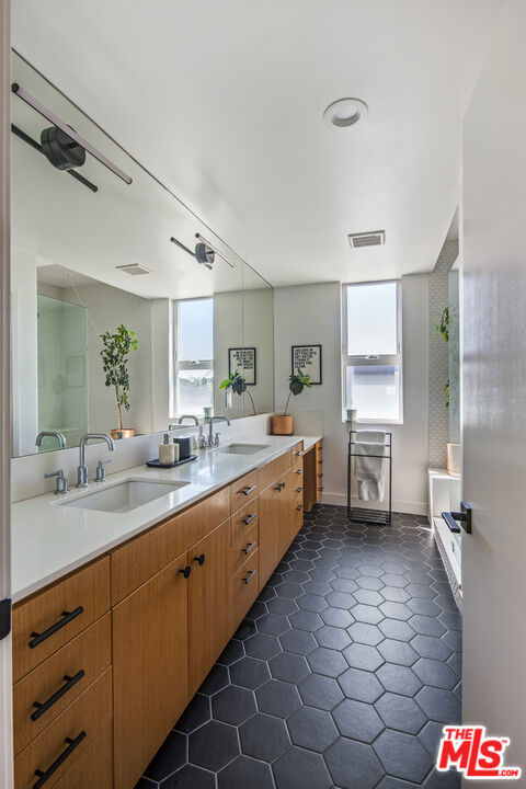 2927 S Cloverdale Avenue