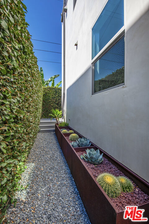 2927 S Cloverdale Avenue