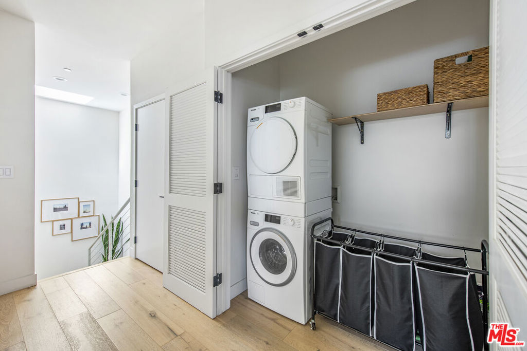 2927 S Cloverdale Avenue