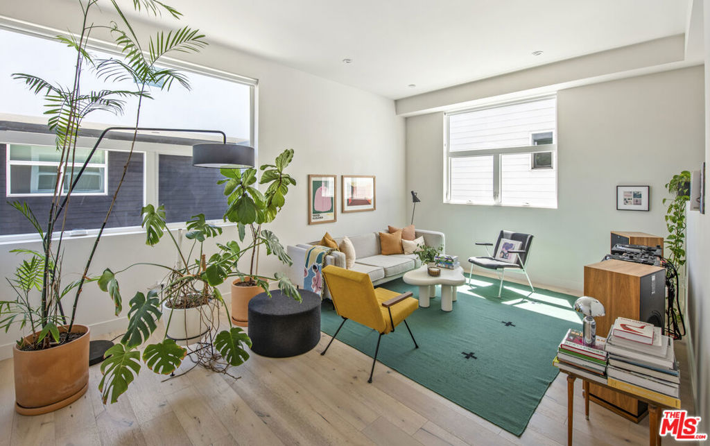 2927 S Cloverdale Avenue