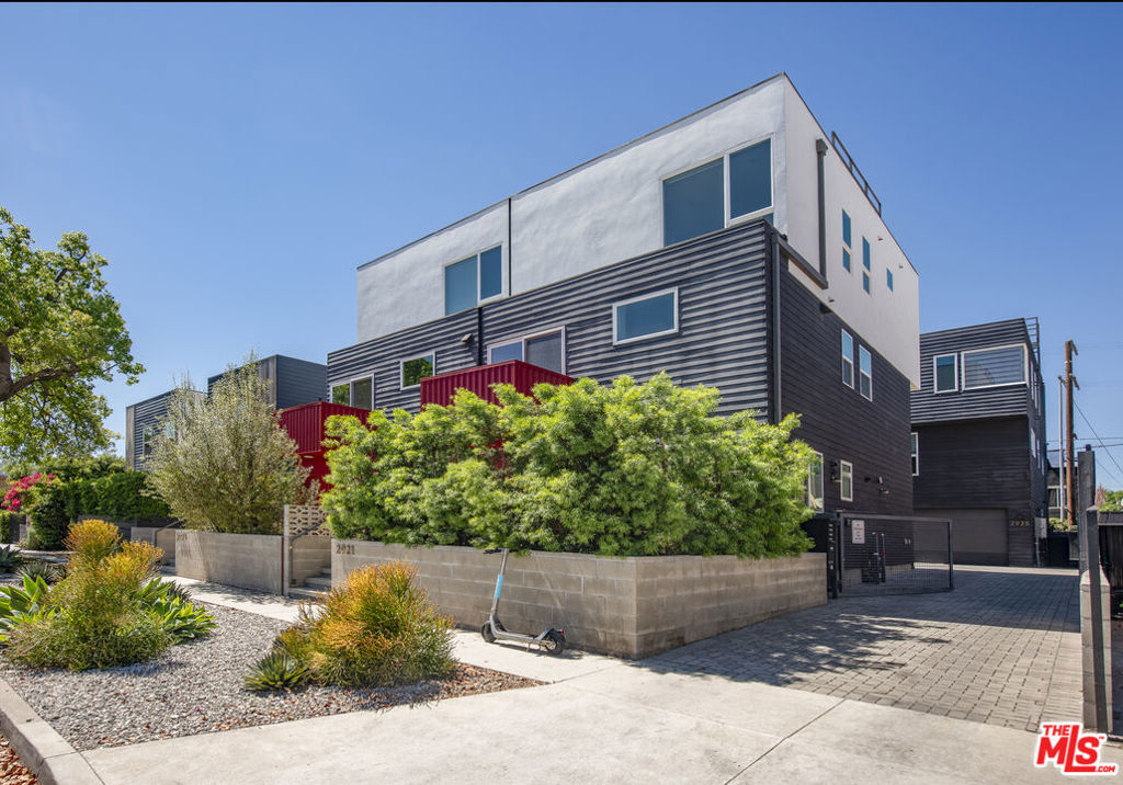 2927 S Cloverdale Avenue