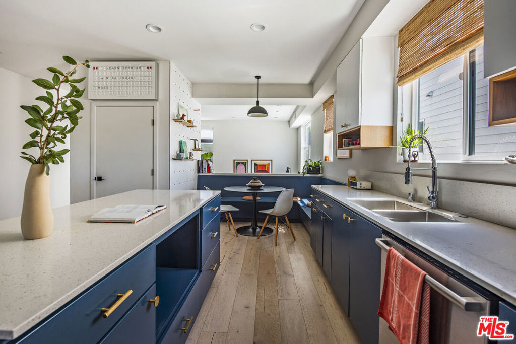 2927 S Cloverdale Avenue