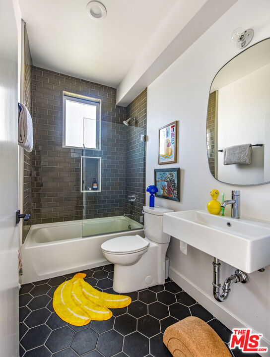 2927 S Cloverdale Avenue