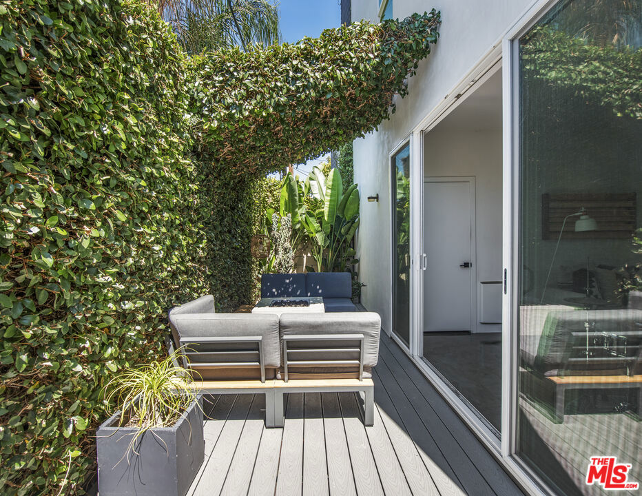 2927 S Cloverdale Avenue