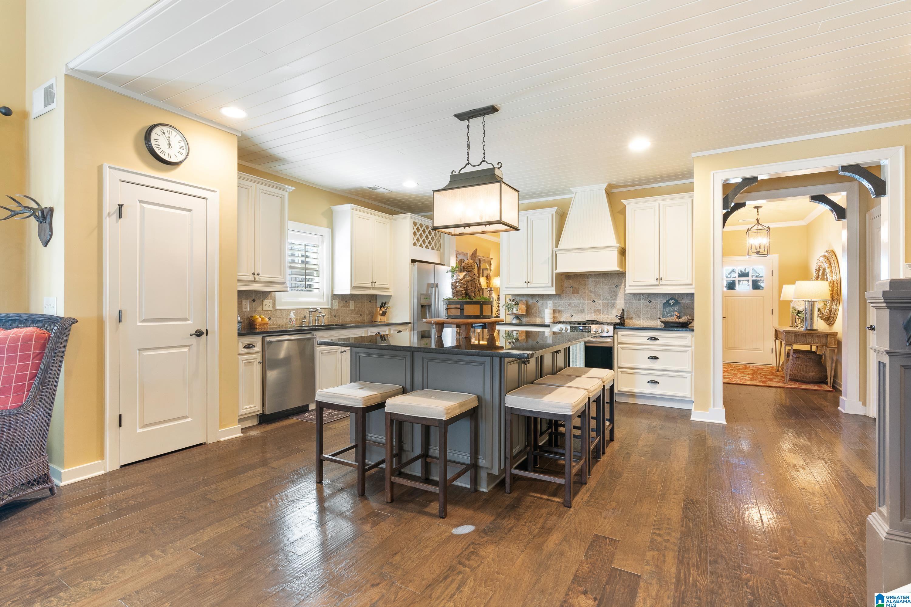 2462 NORTHAMPTON DRIVE