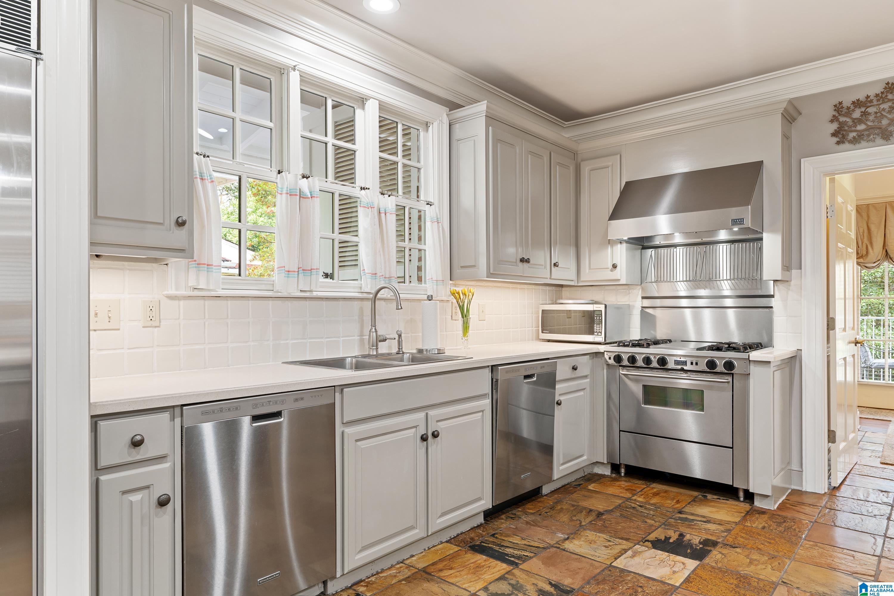 3 GLEN IRIS PARK