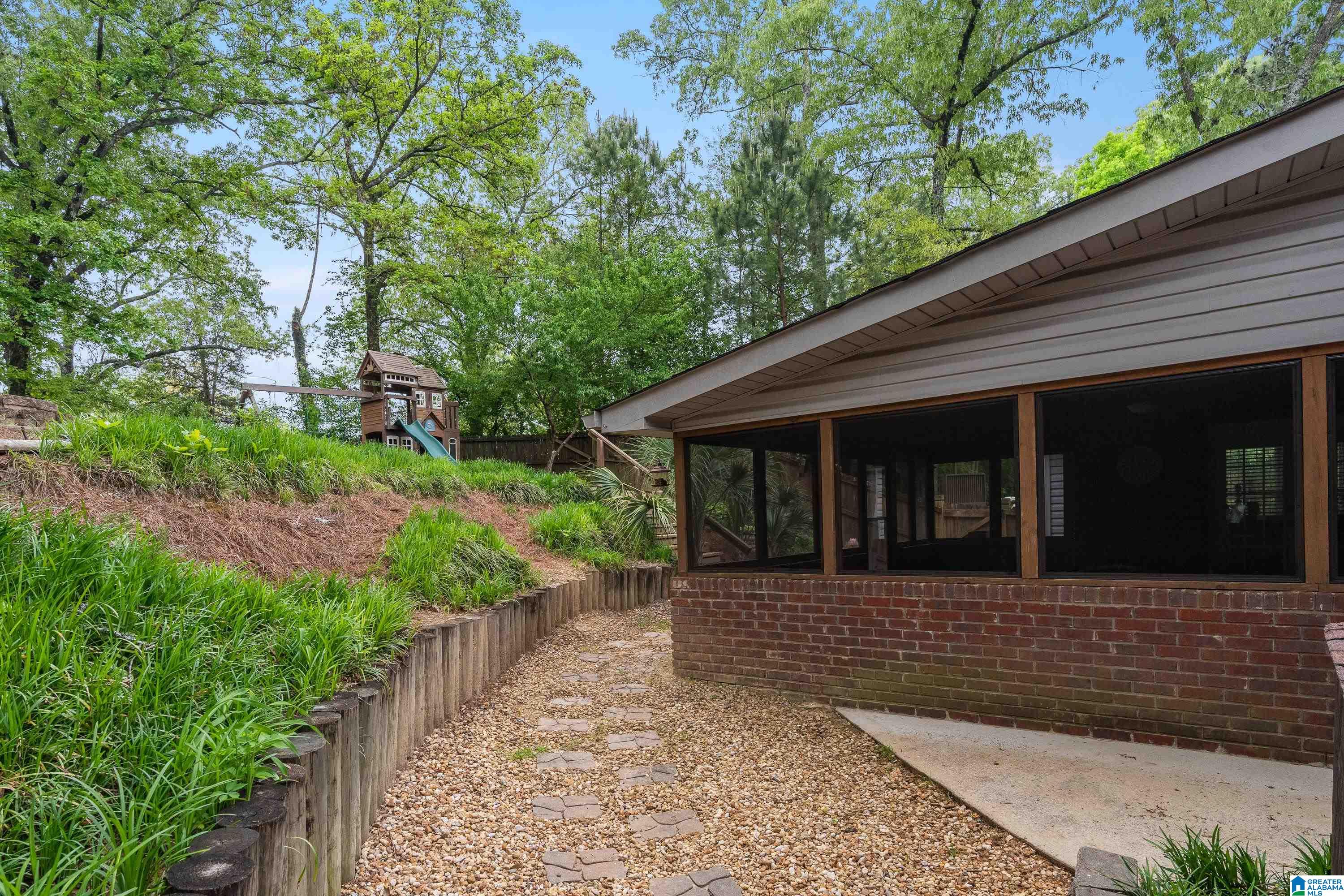 1211 WOODLANDS WAY