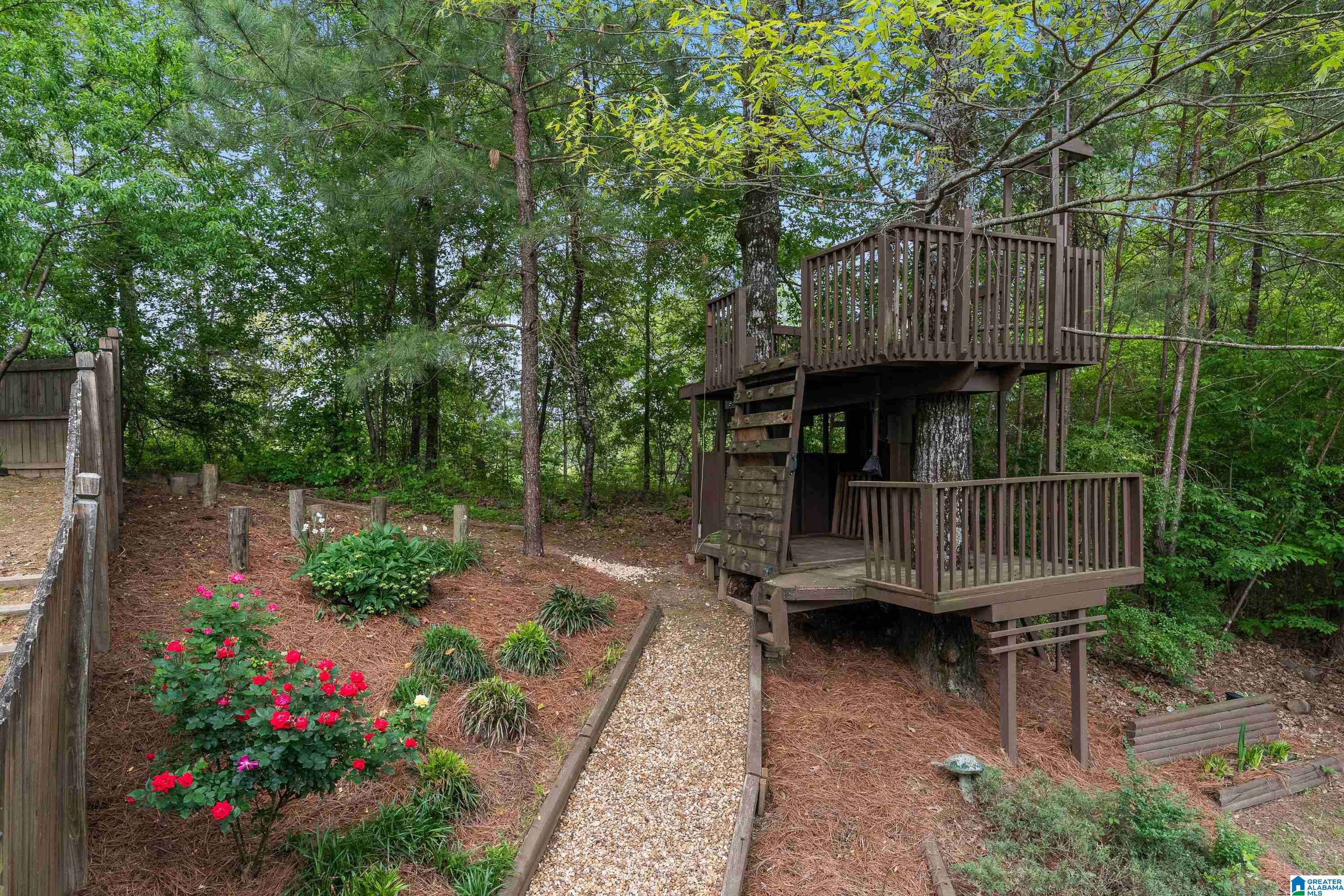 1211 WOODLANDS WAY