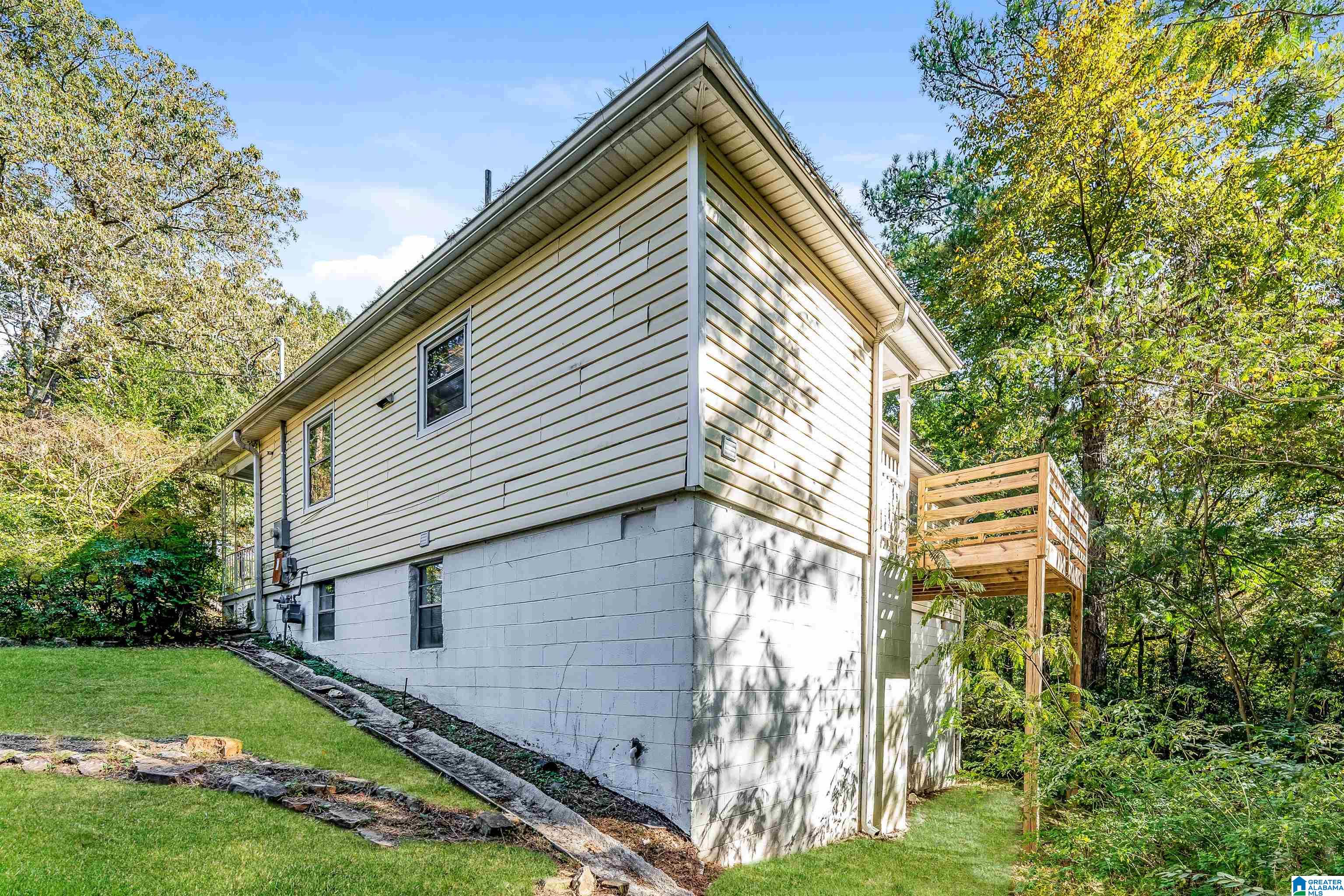 613 WOODLAND COURT NE