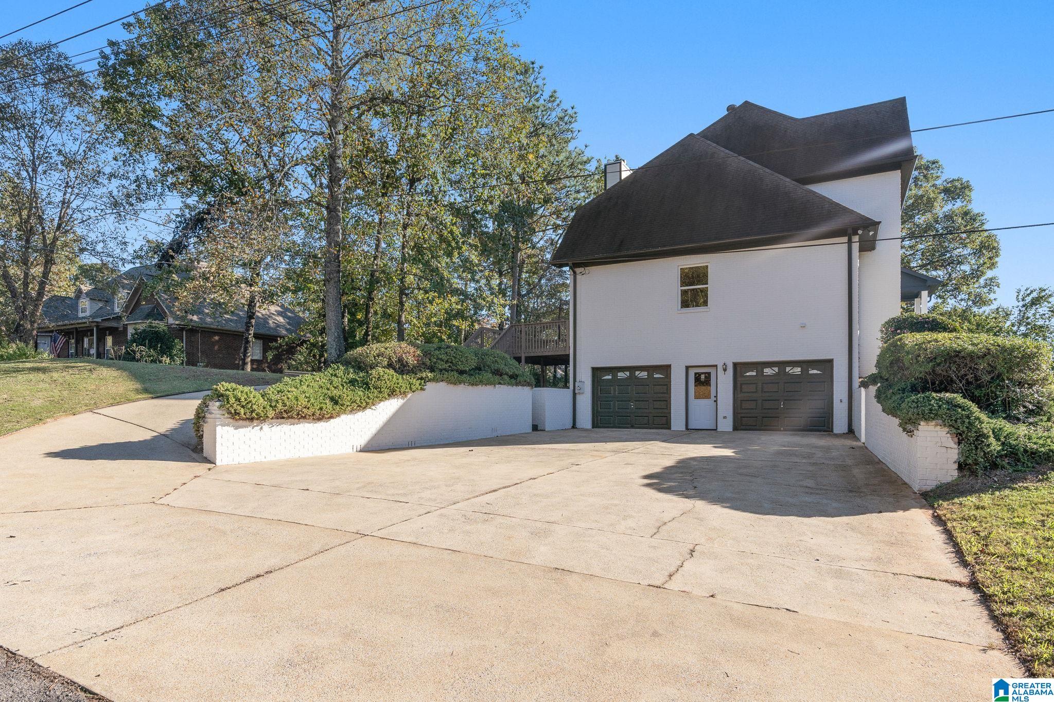 8640 LAKE DRIVE