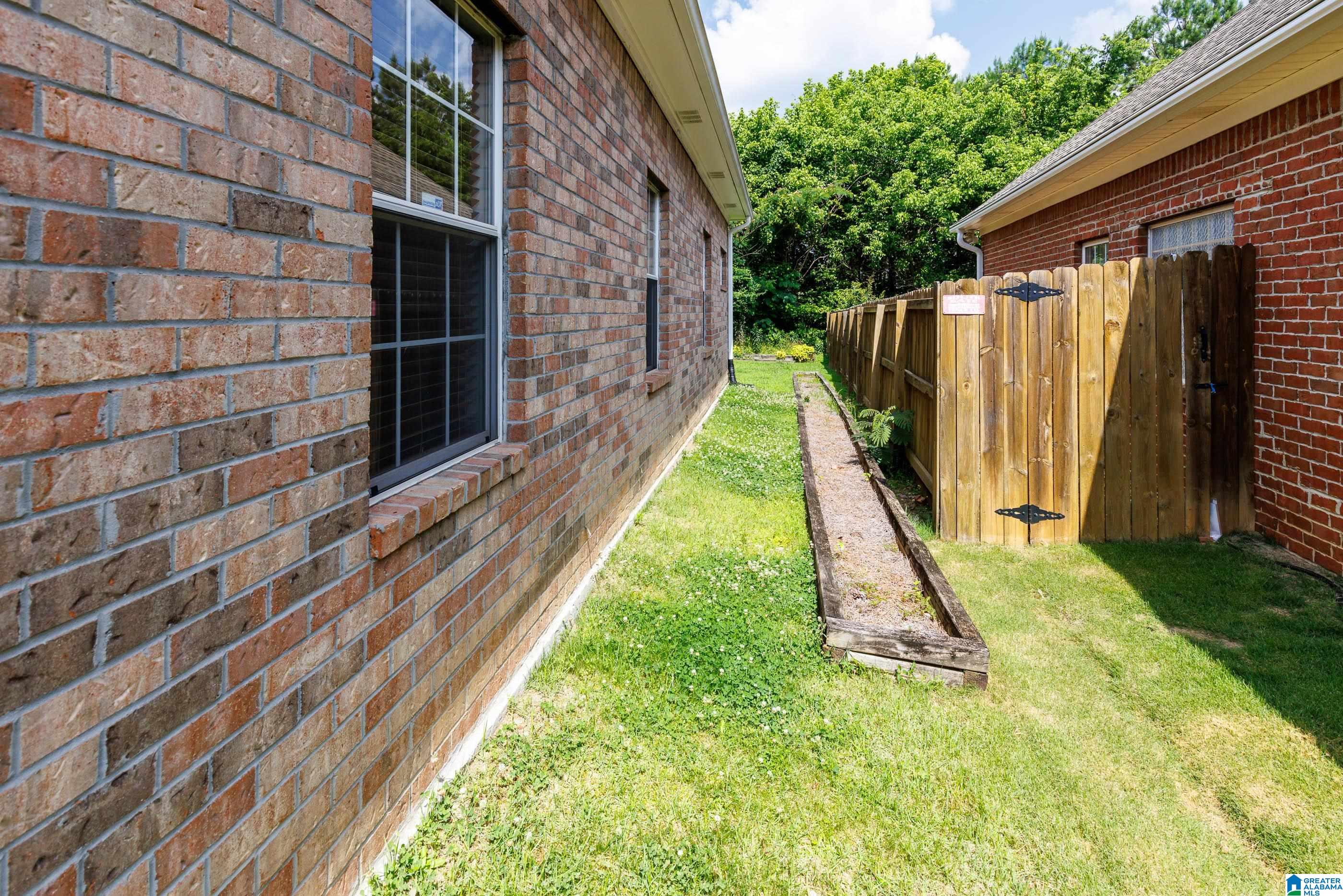 960 CASTLEMAINE COURT