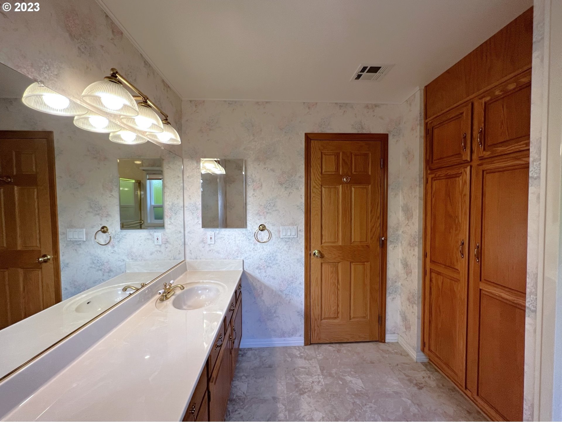 913 HELEN LN