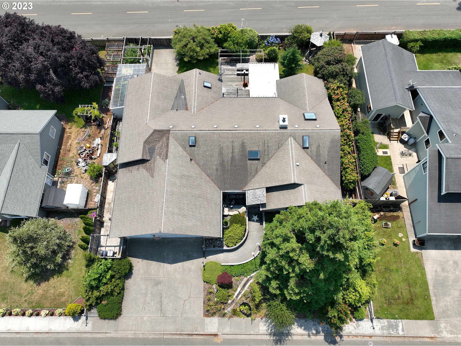 913 HELEN LN