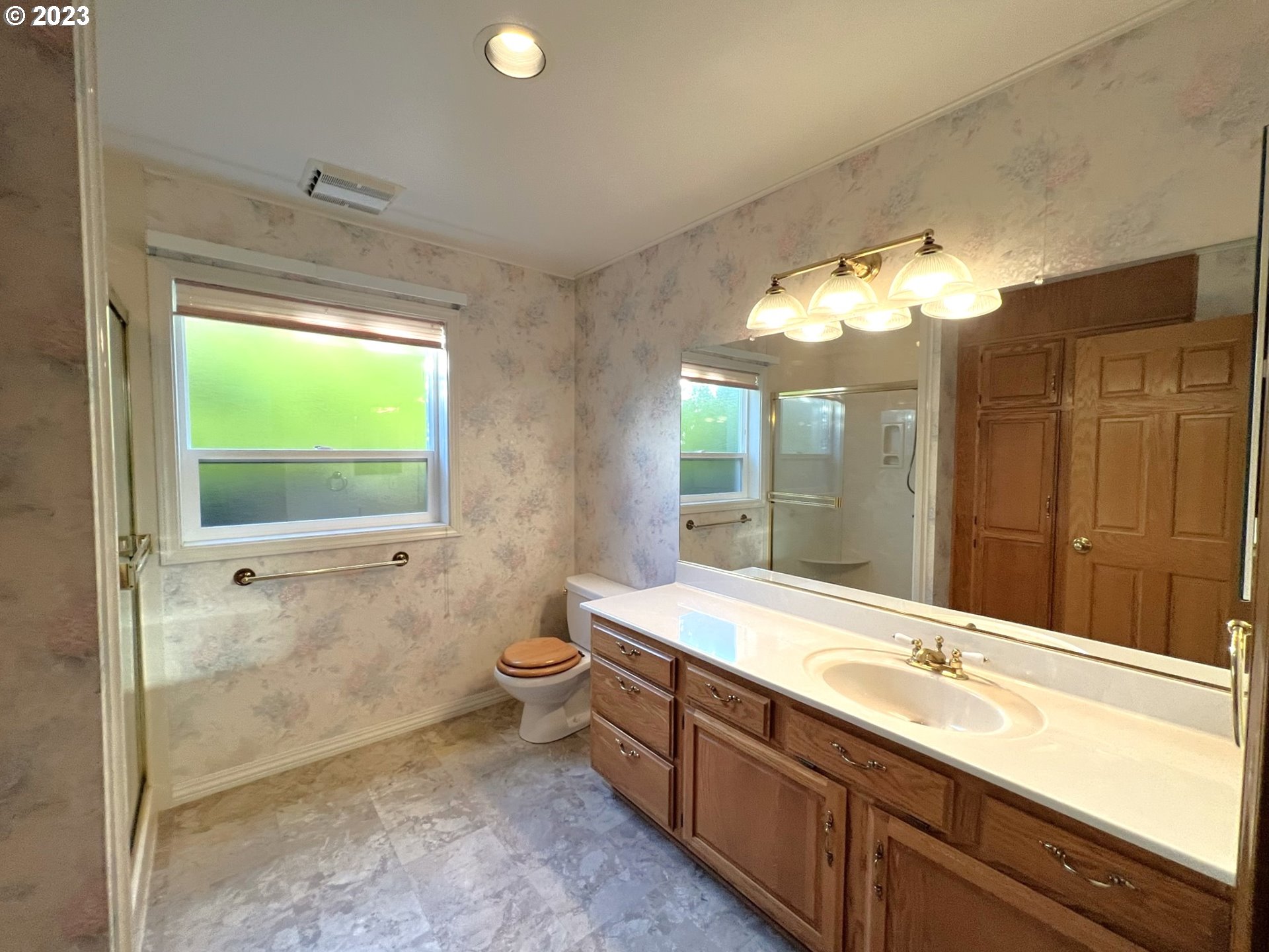 913 HELEN LN