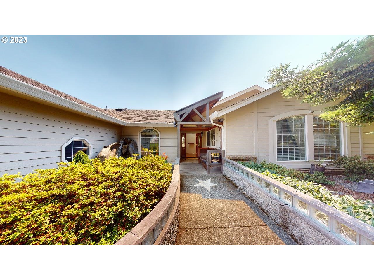 913 HELEN LN