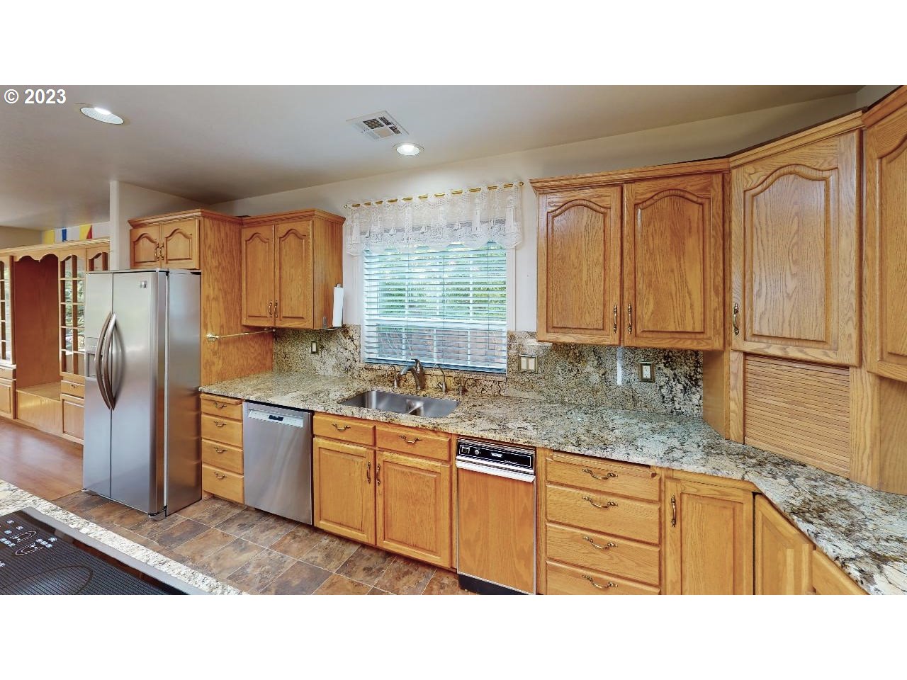913 HELEN LN