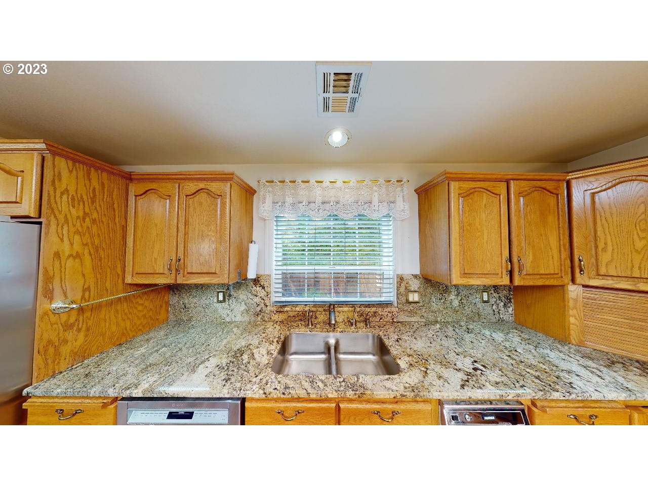 913 HELEN LN