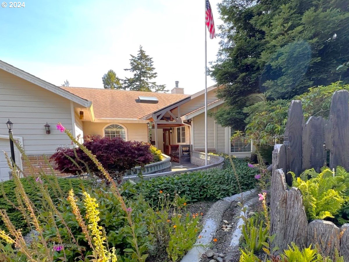 913 HELEN LN