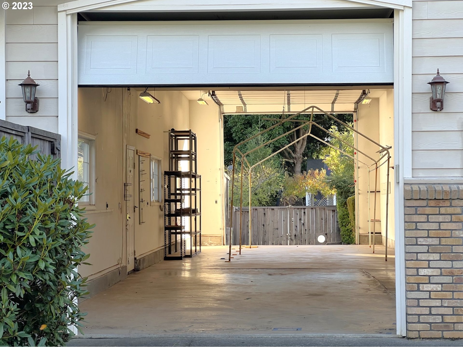 913 HELEN LN