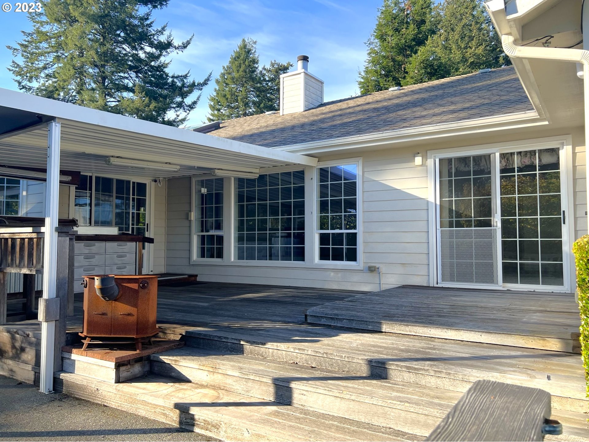 913 HELEN LN