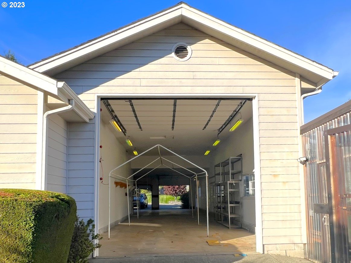 913 HELEN LN