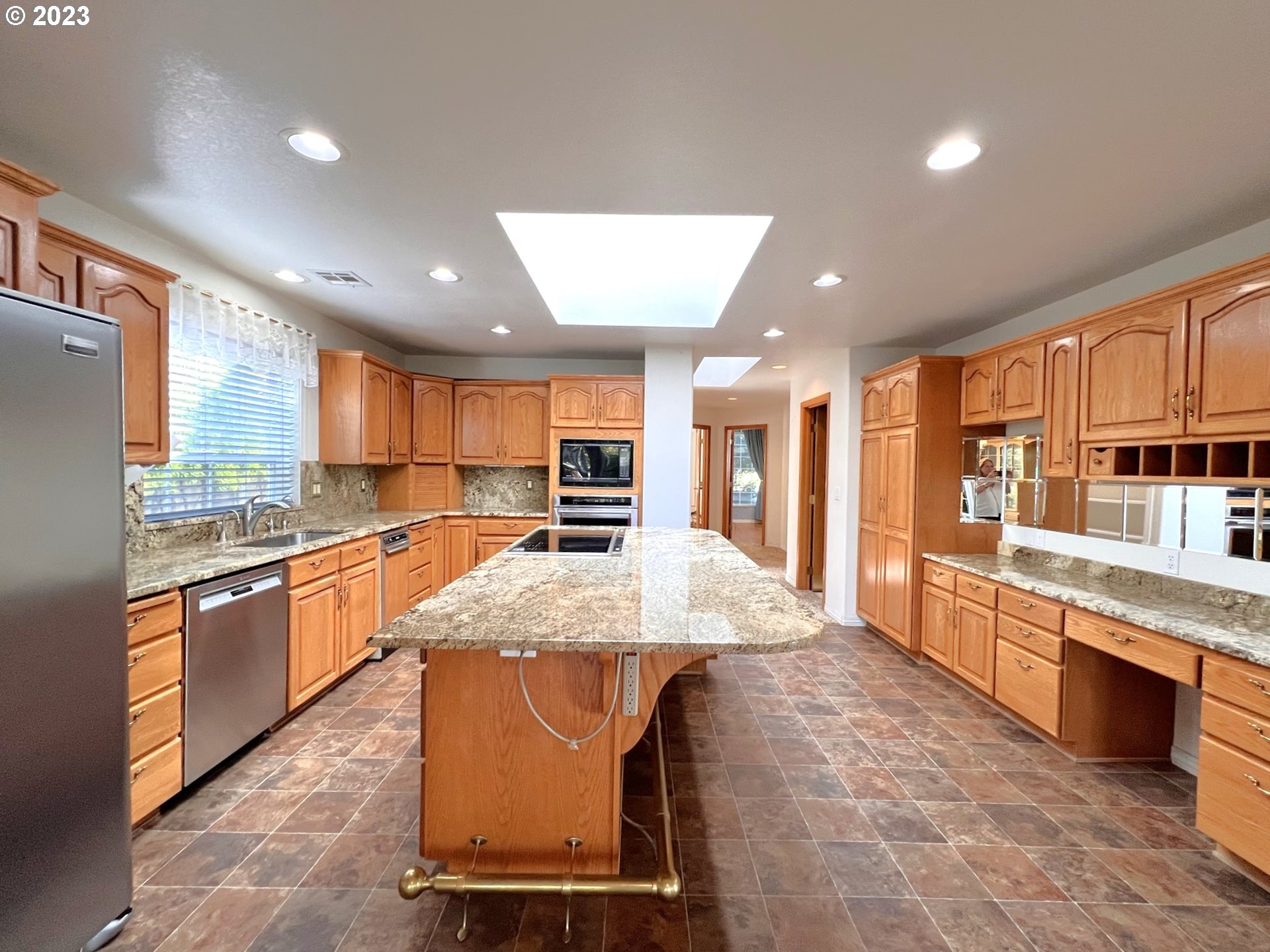 913 HELEN LN