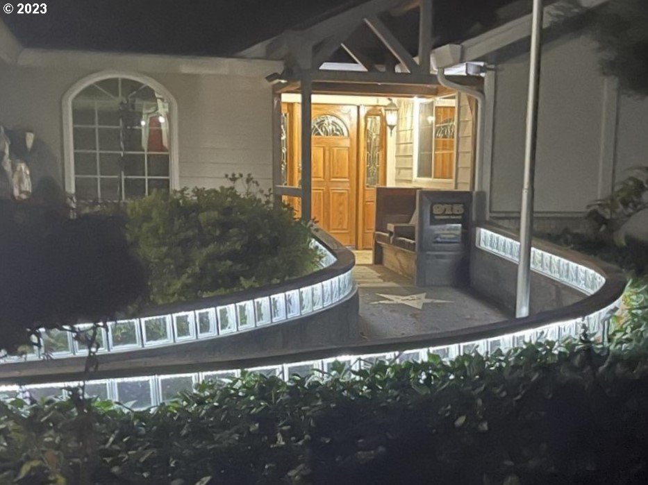 913 HELEN LN