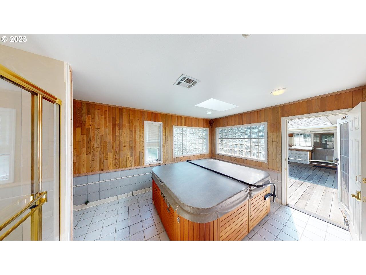 913 HELEN LN